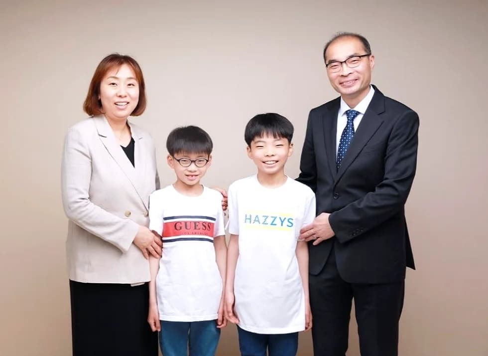 필리핀 파송 조민환 선교사와 아내, 두 자녀의 가족사진